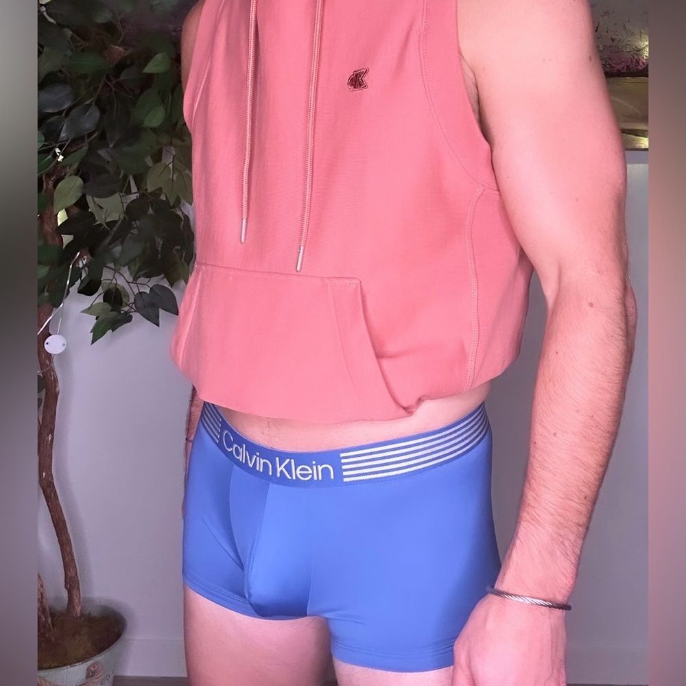 Calvin Klein | Sleeveless Workout Hoodie in Coral (X-Small) - Picture 2 of 8